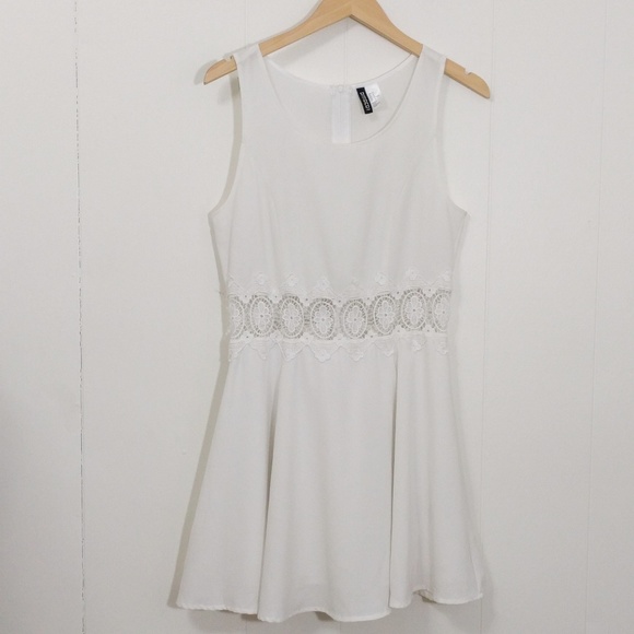 Divided Lace Trim Sleeveless Dress - Picture 2 of 6